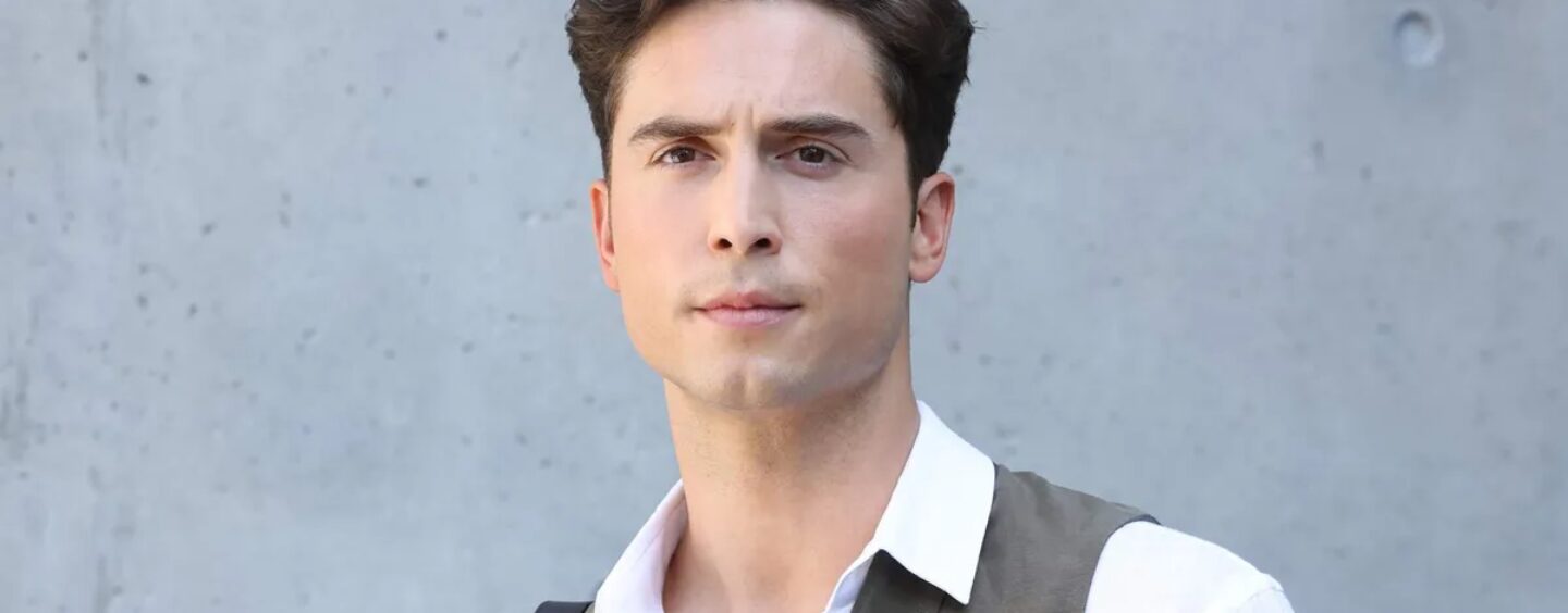 Benito Skinner se déshabille dans un nouveau selfie torse nu et les gays deviennent sauvages