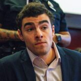 Luigi Mangione présente un nouveau look au tribunal et les gays se déchaînent