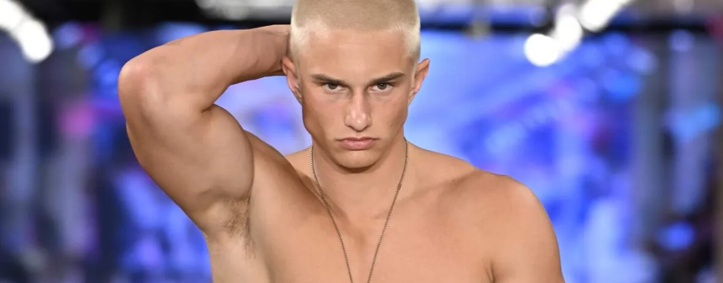 Gavin Croghan se déshabille et porte un slip blanc moulant lors d'une nouvelle séance photo sexy