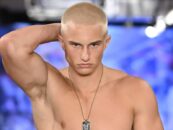 Gavin Croghan se déshabille et porte un slip blanc moulant lors d'une nouvelle séance photo sexy