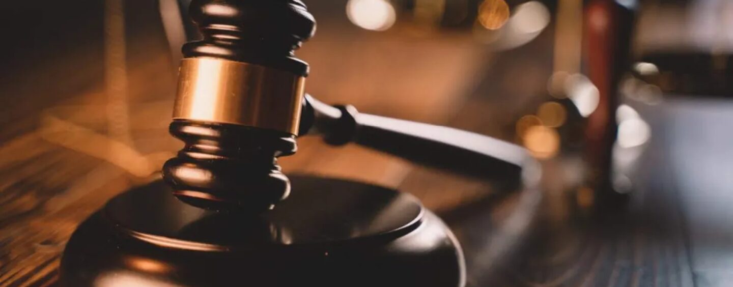 Une éducatrice lesbienne gagne 700 000 $ après avoir été qualifiée de « sorcière » dans un « coven LGBTQ »