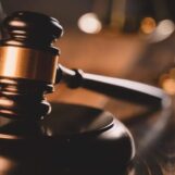 Une éducatrice lesbienne gagne 700 000 $ après avoir été qualifiée de « sorcière » dans un « coven LGBTQ »