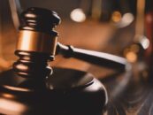 Une éducatrice lesbienne gagne 700 000 $ après avoir été qualifiée de « sorcière » dans un « coven LGBTQ »