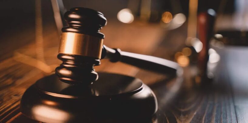 Une éducatrice lesbienne gagne 700 000 $ après avoir été qualifiée de « sorcière » dans un « coven LGBTQ »