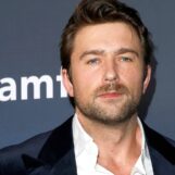 Brandon Sklenar est mouillé dans une nouvelle séance photo sexy qui rend les gays fous