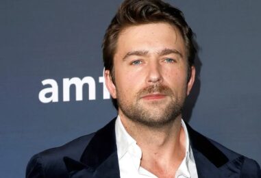 Brandon Sklenar est mouillé dans une nouvelle séance photo sexy qui rend les gays fous