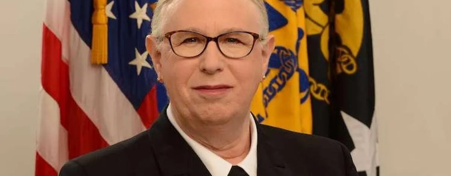 Le HHS remplace le nom sur le portrait officiel de l'amiral transgenre par un nom mort en signe de « mesquinerie et d'intolérance »