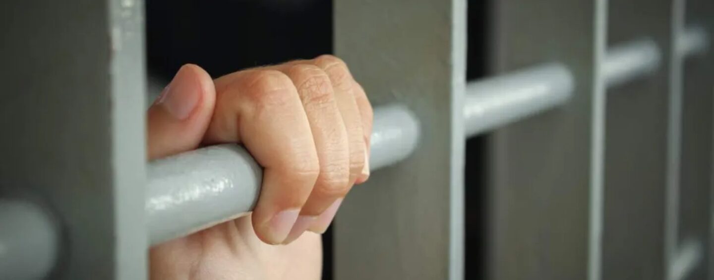 Le DOJ de Trump annule les politiques protégeant les détenus LGBTQ+ contre la violence sexuelle