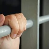 Le DOJ de Trump annule les politiques protégeant les détenus LGBTQ+ contre la violence sexuelle