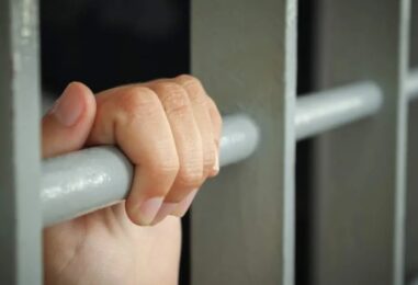 Le DOJ de Trump annule les politiques protégeant les détenus LGBTQ+ contre la violence sexuelle