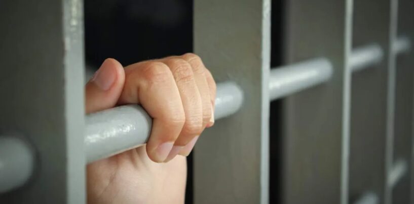 Le DOJ de Trump annule les politiques protégeant les détenus LGBTQ+ contre la violence sexuelle