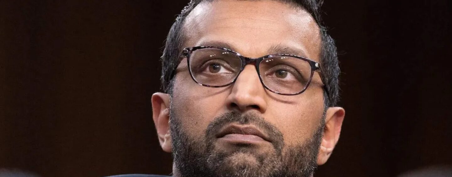 Des agents du FBI licenciés pour s'être agenouillés lors d'une manifestation contre George Floyd poursuivent Kash Patel et d'autres membres de l'administration