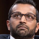 Des agents du FBI licenciés pour s'être agenouillés lors d'une manifestation contre George Floyd poursuivent Kash Patel et d'autres membres de l'administration