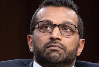 Des agents du FBI licenciés pour s'être agenouillés lors d'une manifestation contre George Floyd poursuivent Kash Patel et d'autres membres de l'administration