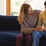 Les jeunes transgenres et non binaires dont les pronoms sont respectés tentent moins de se suicider : rapport