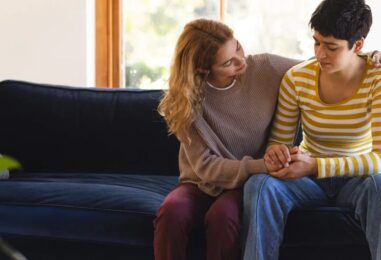 Les jeunes transgenres et non binaires dont les pronoms sont respectés tentent moins de se suicider : rapport