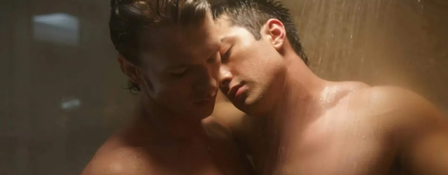 Les stars de Heated Rivalry, Connor Storrie et Hudson Williams, brisent Internet avec des photos torrides de douche