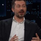 Pete Buttigieg se moque de l'étrange cascade du secrétaire aux Transports de Trump, Sean Duffy, à l'aéroport
