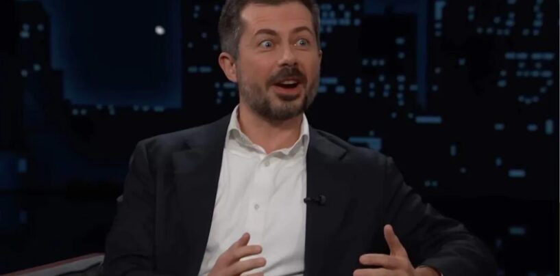 Pete Buttigieg se moque de l'étrange cascade du secrétaire aux Transports de Trump, Sean Duffy, à l'aéroport