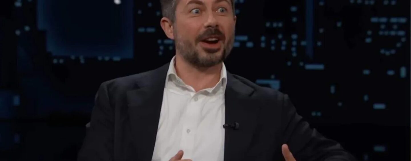 Pete Buttigieg se moque de l'étrange cascade du secrétaire aux Transports de Trump, Sean Duffy, à l'aéroport