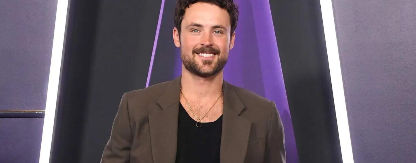 Dylan Efron se déshabille dans un costume sexy de Père Noël et les gays sont joyeux