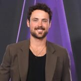 Dylan Efron se déshabille dans un costume sexy de Père Noël et les gays sont joyeux