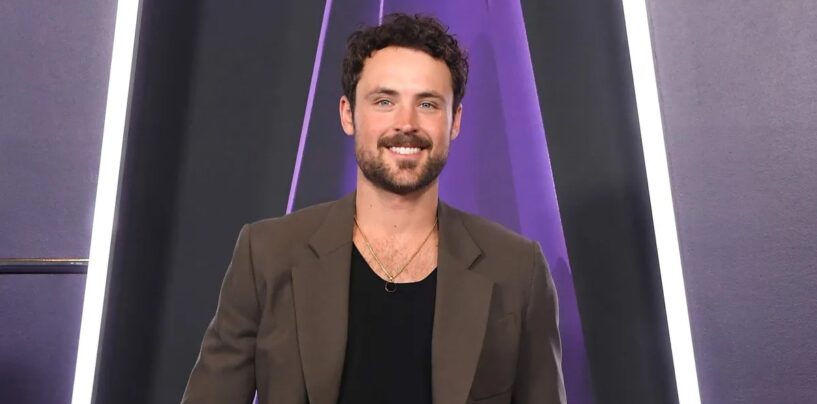 Dylan Efron se déshabille dans un costume sexy de Père Noël et les gays sont joyeux