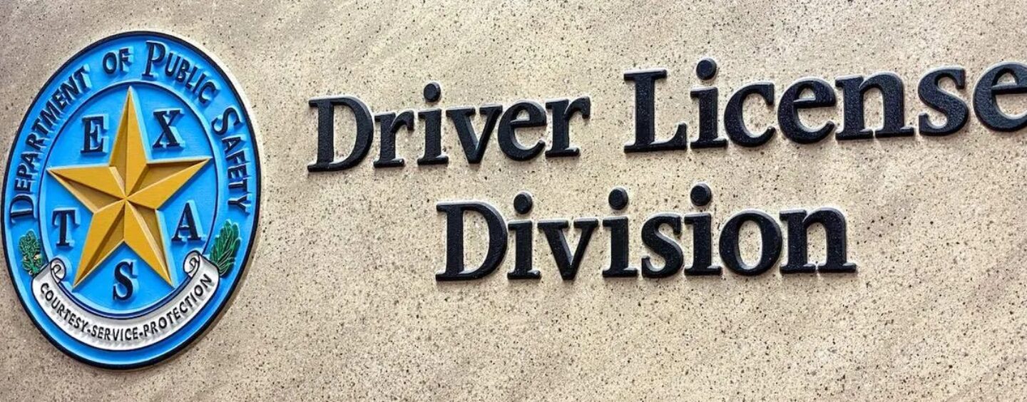 Le Texas utilise-t-il les données des permis de conduire pour suivre les résidents transgenres ?