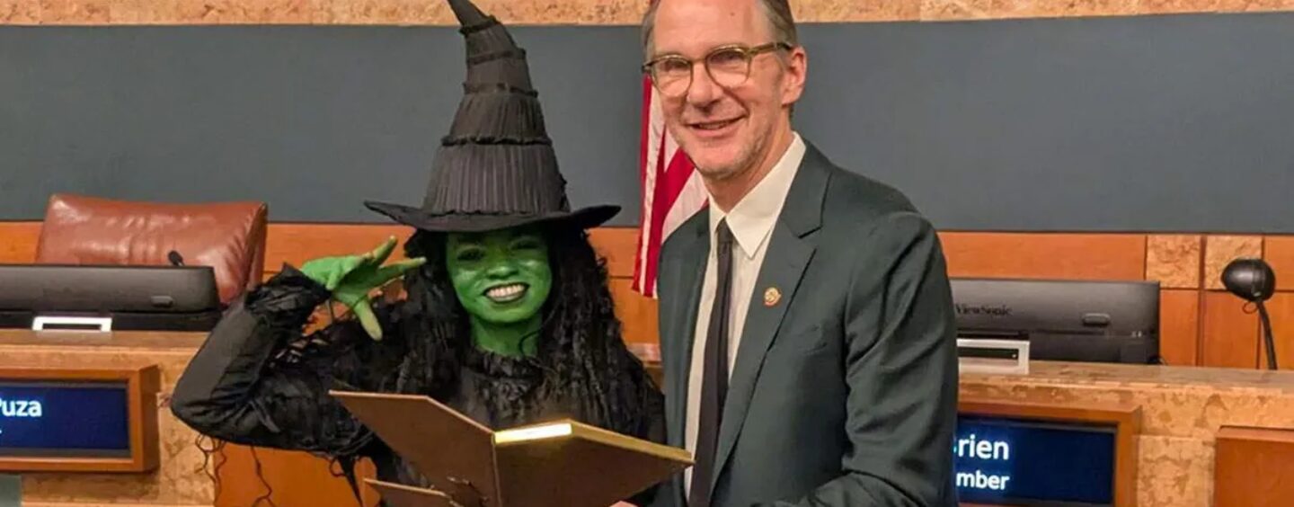Culver City élit le premier maire gay – et Elphaba a contribué à célébrer