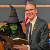 Culver City élit le premier maire gay – et Elphaba a contribué à célébrer