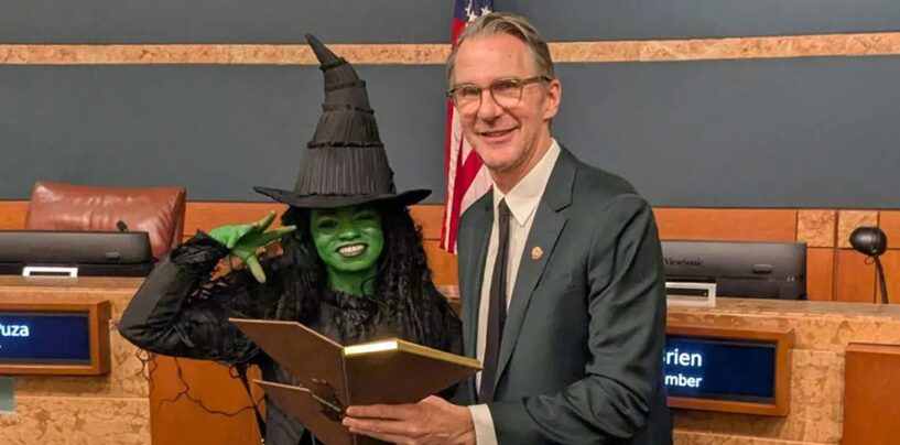 Culver City élit le premier maire gay – et Elphaba a contribué à célébrer