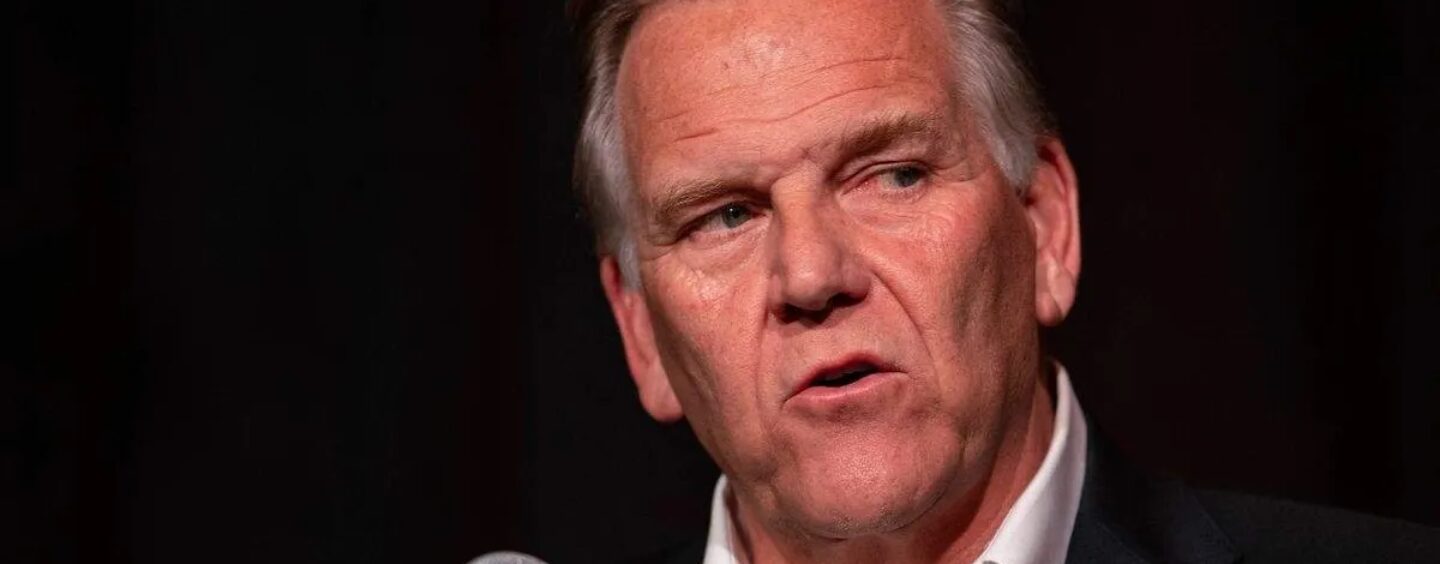 Le candidat républicain du Michigan au Sénat américain, Mike Rogers, s'entoure d'opposants inconditionnels aux droits LGBTQ+