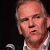 Le candidat républicain du Michigan au Sénat américain, Mike Rogers, s'entoure d'opposants inconditionnels aux droits LGBTQ+