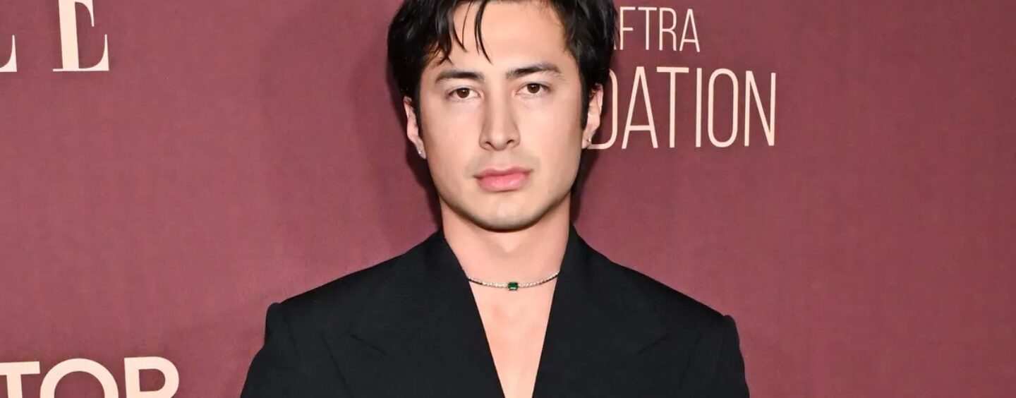 Hudson Williams sait que vous aimez son « petit arc de dos salope » et il souhaite que les fans soient plus « bizarres »