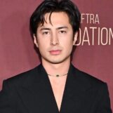 Hudson Williams sait que vous aimez son « petit arc de dos salope » et il souhaite que les fans soient plus « bizarres »