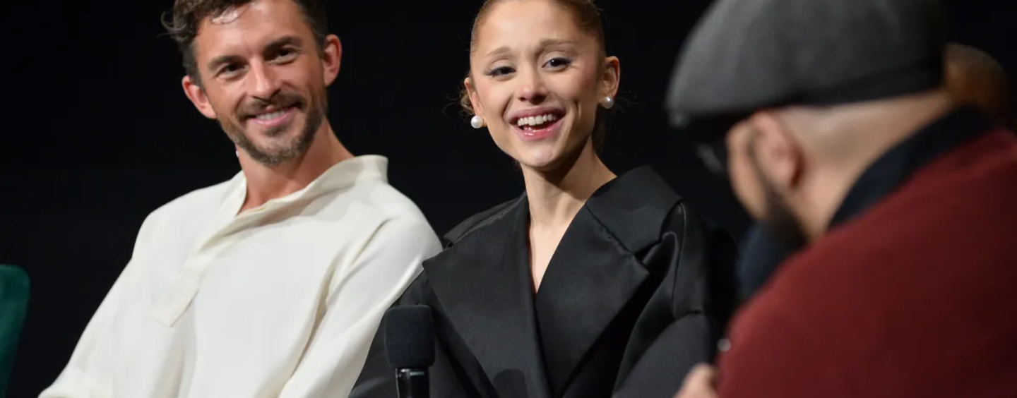 Ariana Grande et Jonathan Bailey en pourparlers pour jouer dans une comédie musicale du West End