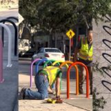 Une ville de Floride installe des supports à vélos Pride après avoir été contrainte de supprimer les passages pour piétons arc-en-ciel