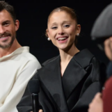 Ariana Grande et Jonathan Bailey en pourparlers pour jouer dans une comédie musicale du West End