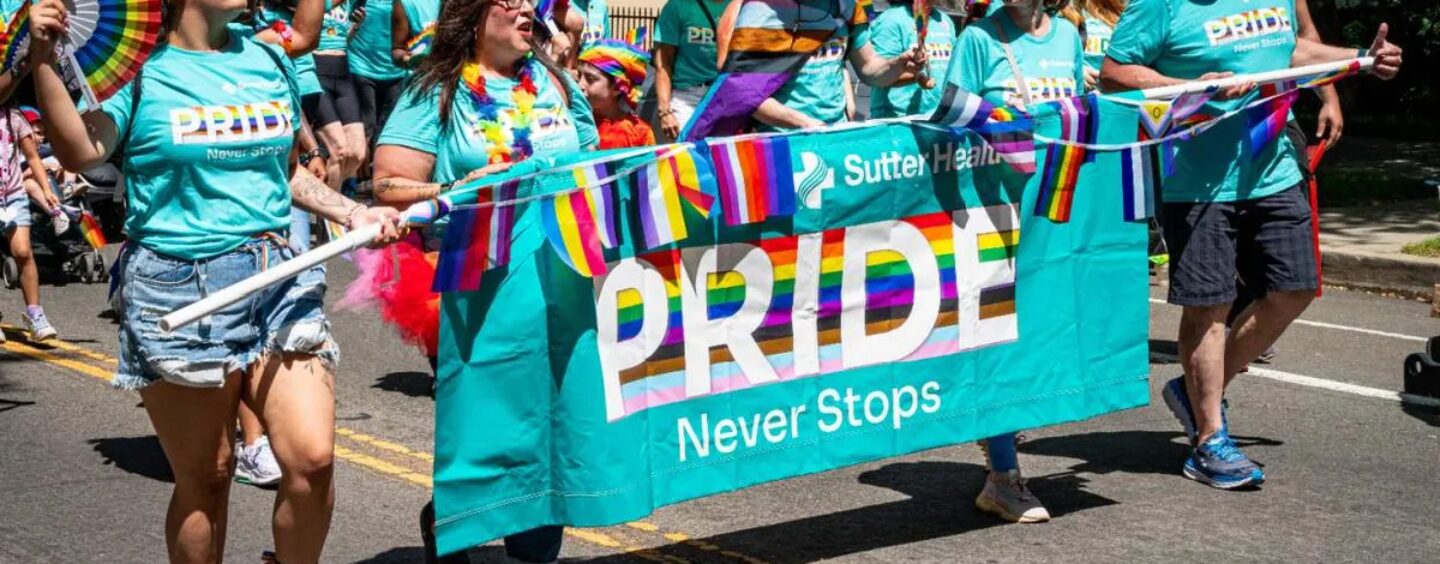 Un hôpital californien poursuivra les soins d'affirmation de genre pour les jeunes après les protestations des familles