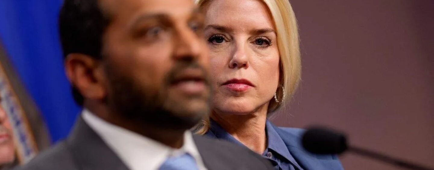 Pam Bondi veut mettre une prime du FBI sur les personnes transgenres et leurs alliés, selon une fuite