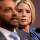 Pam Bondi veut mettre une prime du FBI sur les personnes transgenres et leurs alliés, selon une fuite