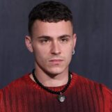 La star d'élite Arón Piper se déshabille dans un selfie torse nu et les gays se déchaînent