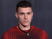 La star d'élite Arón Piper se déshabille dans un selfie torse nu et les gays se déchaînent