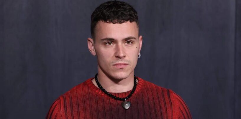 La star d'élite Arón Piper se déshabille dans un selfie torse nu et les gays se déchaînent