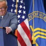 Expert en politique de santé auprès de RFK Jr. : On ne peut pas interdire les soins aux jeunes trans de cette façon