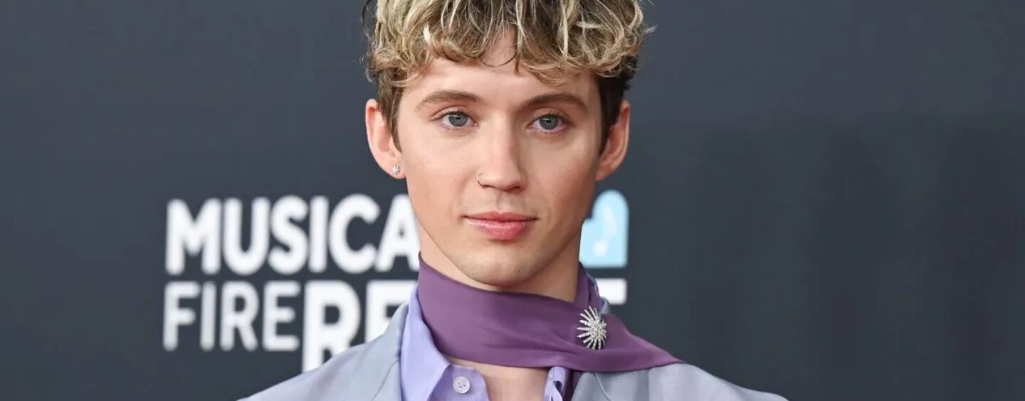 Troye Sivan se déshabille dans un nouveau selfie torse nu et les gays sont obsédés