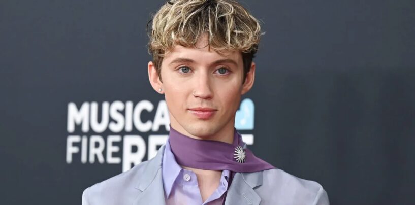 Troye Sivan se déshabille dans un nouveau selfie torse nu et les gays sont obsédés