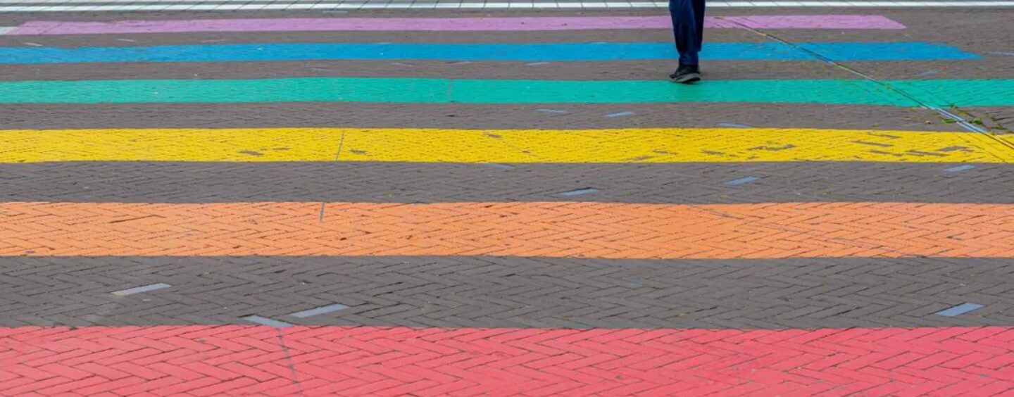 Une ville du Texas supprimera les passages pour piétons arc-en-ciel sur ordre de l'administration Trump