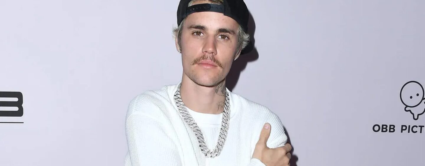 Justin Bieber arrive en studio dans un selfie sexy torse nu et les fans applaudissent