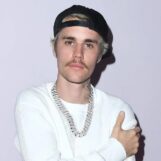 Justin Bieber arrive en studio dans un selfie sexy torse nu et les fans applaudissent